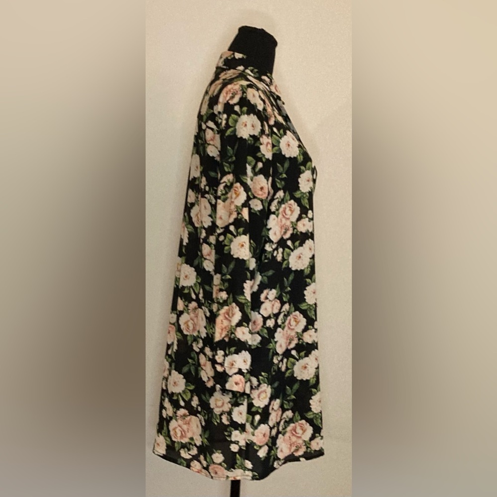 2/$15 Forever21-‎ Long sleeve black button down floral blouse size Medium - Picture 3 of 6